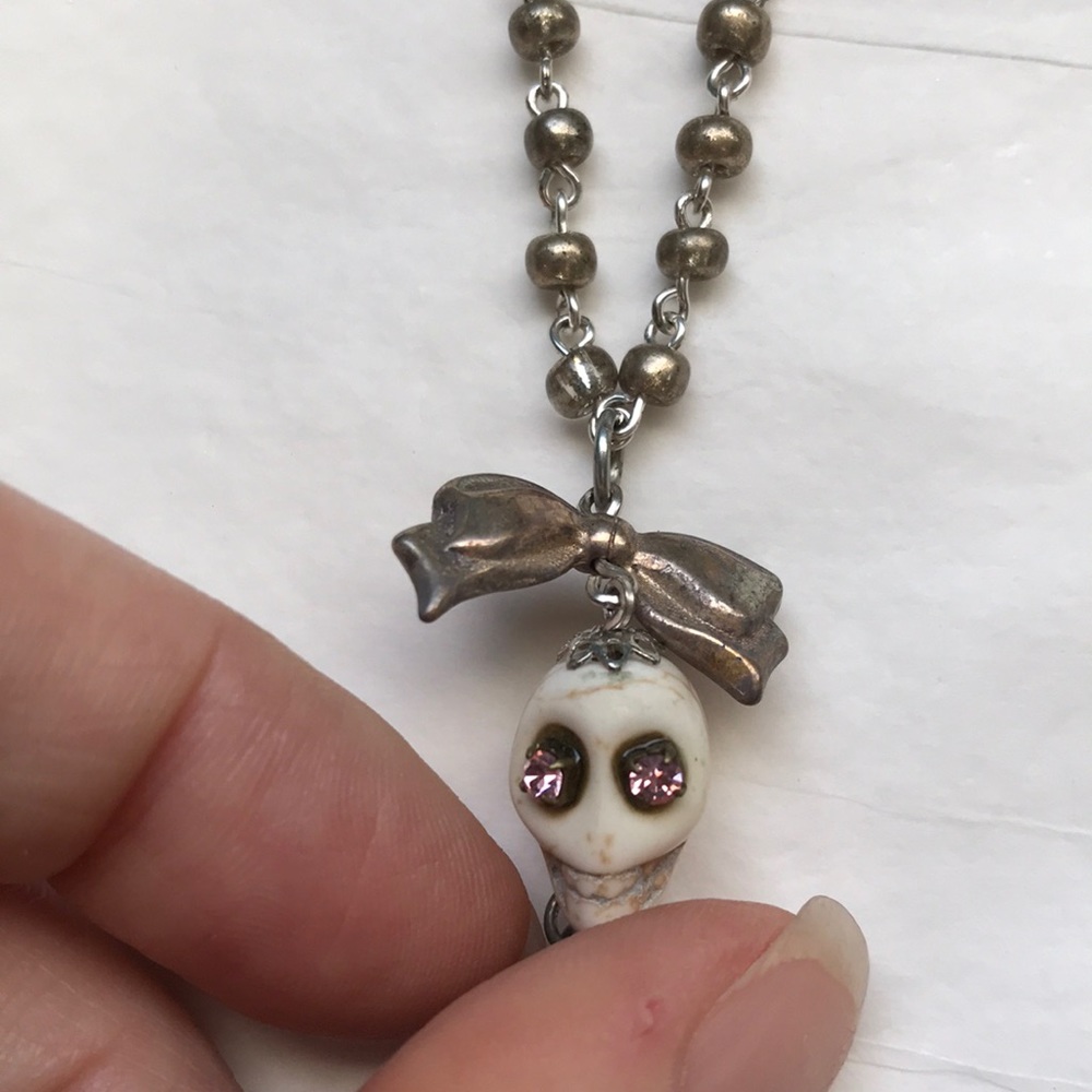 Dumbbell & skull with bow handcrafted necklace - Picture 2 of 7